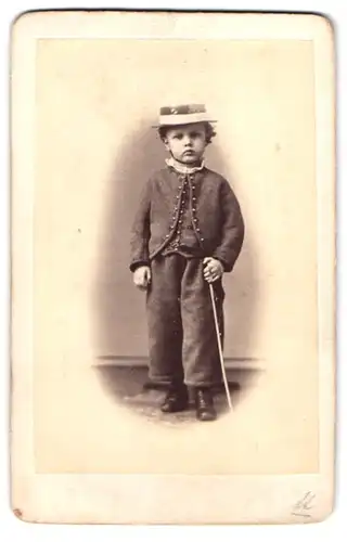 Fotografie unbekannter Fotograf und Ort, Portrait kleiner Junge in modischer Kleidung