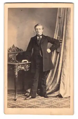 Fotografie Rabe & Thiele, Glogau, Mühl-Strasse 169, Portrait junger Herr in eleganter Kleidung