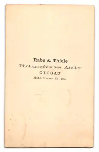 Fotografie Rabe & Thiele, Glogau, Mühl-Strasse 169, Portrait junger Herr in eleganter Kleidung