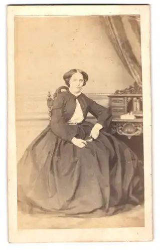 Fotografie unbekannter Fotograf und Ort, Portrait junge Dame in hübscher Kleidung