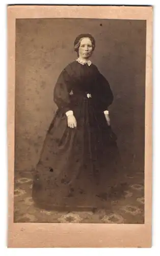 Fotografie M. E. Anschütz, Meiningen, Portrait junge Dame im Kleid mit Haube