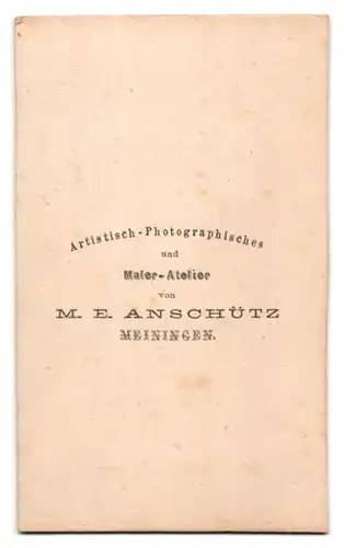 Fotografie M. E. Anschütz, Meiningen, Portrait junge Dame im Kleid mit Haube