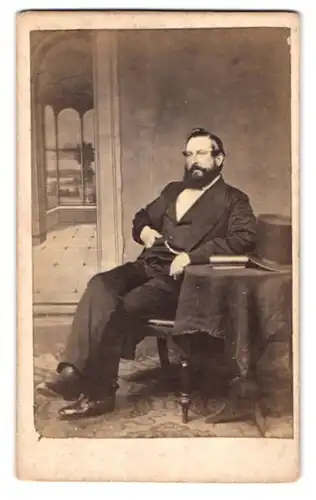 Fotografie William Bell, Jedburgh, Portrait eleganter Herr mit Vollbart