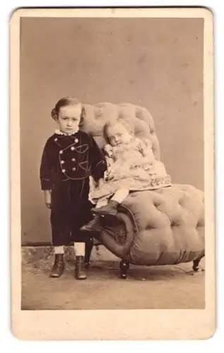 Fotografie Adolf Meister, Bautzen, Tuchmachergasse 663, Portrait kleiner Junge u. Schwesterchen in hübscher Kleidung
