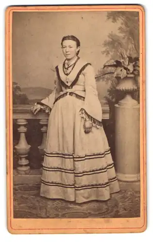 Fotografie Eduard Lösche, Rudolstadt, Mauer-Strasse 454, Portrait junge Dame in modischer Kleidung