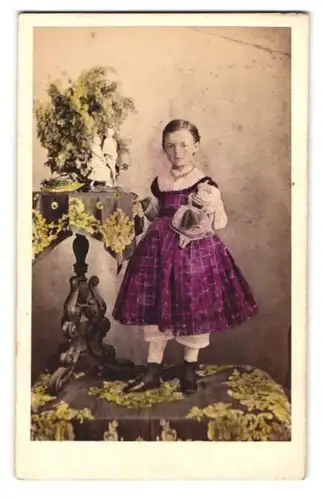 Fotografie unbekannter Fotograf und Ort, Portrait Mädchen im Kleid mit Puppe