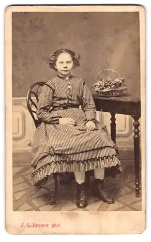 Fotografie J. G. Kramer, Groningen, A, Kerk H, 129, Portrait junges Mädchen im gestreiften Kleid