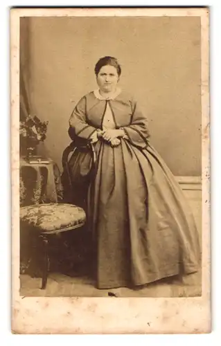 Fotografie Knezevitsch, Neusatz, Portrait beleibte Dame in modischer Kleidung
