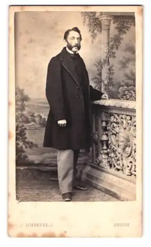 Fotografie J. Schneebeli, Zürich, Storchengasse 133, Portrait charmanter Herr im Mantel