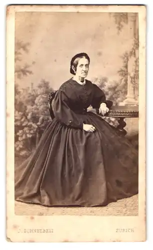 Fotografie J. Schneebeli, Zürich, Storchengasse, Portrait ältere Dame im Kleid mit Haube