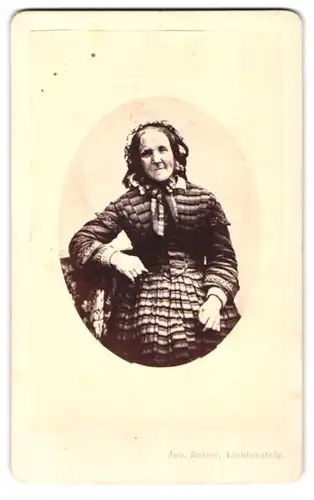 Fotografie Joh. Reiser, Lichtensteig /St. Gallen, Portrait ältere Dame im Kleid mit Haube