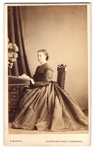 Fotografie R. Boning, St. Leonards-on-Sea, 10, Verulam Place, Portrait bürgerliche Dame sitzt am Schreibtisch
