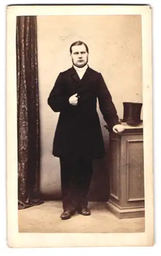 Fotografie unbekannter Fotograf und Ort, Portrait elegant gekleideter Herr mit Zylinderhut