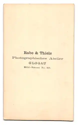 Fotografie Rabe & Thiele, Glogau, Mühl-Strasse 169, Portrait eleganter Herr sitzt am Schreibtisch