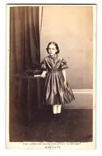 Fotografie The London Photographic Cop., Margate, Portrait junges Mädchen im glänzenden Kleid
