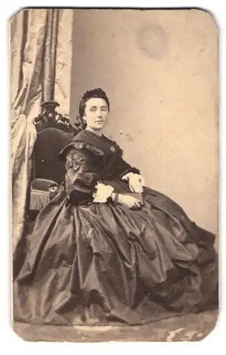 Fotografie Wolter, Nantes, 10, Rue du Calvaire, 10, Portrait junge Dame im Kleid mit Buch