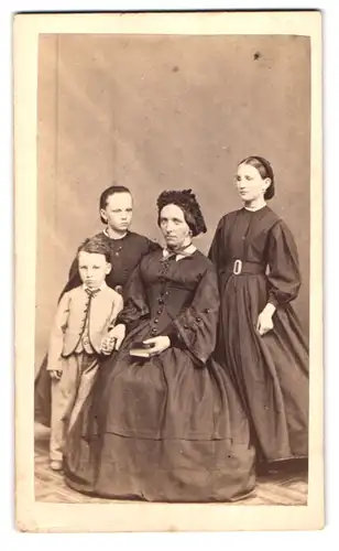 Fotografie J. Lüthi, St. Gallen-Feldle, Portrait bürgerliche Dame mit junger Frau, Mädchen und Jungen