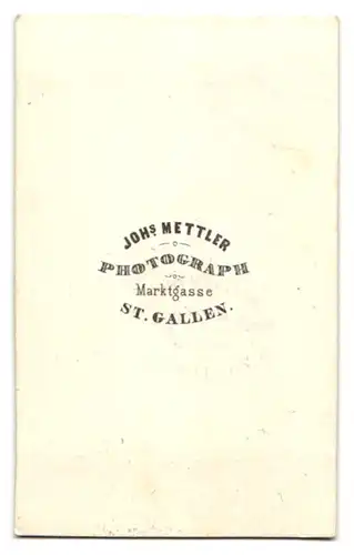 Fotografie Johs. Mettler, St. Gallen, Marktgasse, Portrait älteres Paar in zeitgenössischer Kleidung