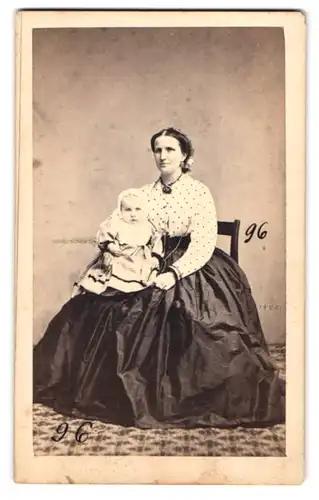 Fotografie Marzocchini, Livorno, Via Vittorio Emanuele18, Portrait bürgerliche Dame mit Kleinkind auf dem Schoss