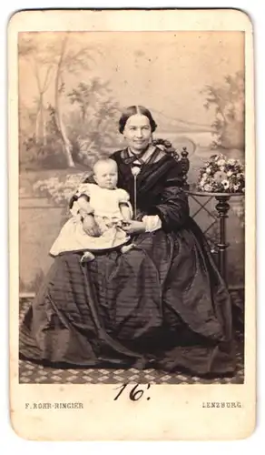 Fotografie F. Rohr-Ringier, Lenzburg, Portrait bürgerliche Dame mit Kleinkind auf dem Schoss