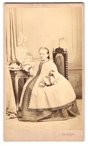 Fotografie J. Springer, Karlsbrunn, Portrait junges Mädchen in zeitgenössischer Kleidung
