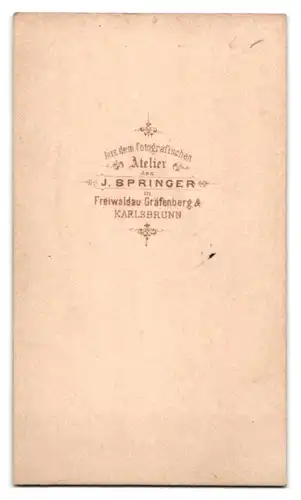 Fotografie J. Springer, Karlsbrunn, Portrait junges Mädchen in zeitgenössischer Kleidung
