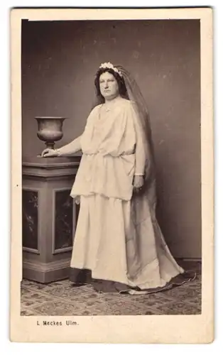 Fotografie L. Meckes, Ulm, Portrait beleibte Dame in weisser Kleidung mit Schleier