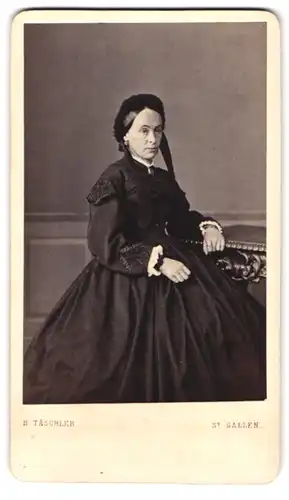 Fotografie B. Täschler, St. Gallen, Portrait hübsche Dame im Kleid mit Haube