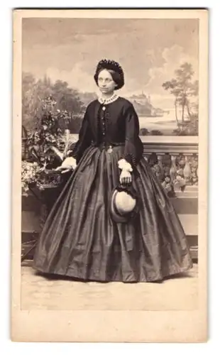 Fotografie E. Schröter, Meissen, Obergasse 597, Portrait hübsch gekleidete Dame mit Haube