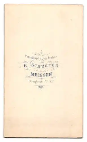 Fotografie E. Schröter, Meissen, Obergasse 597, Portrait hübsch gekleidete Dame mit Haube