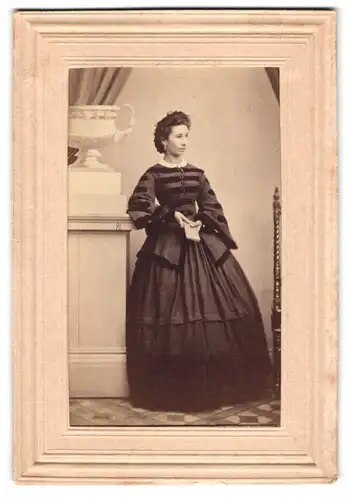 Fotografie C. Schenck, Jena, Portrait bürgerliche Dame mit einem Buch