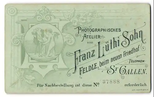 Fotografie Franz Lüthi Sohn, St. Gallen, Feldle bei neuen Friedhof, Putte als Fotograf mit Plattenkamerau auf Stativ