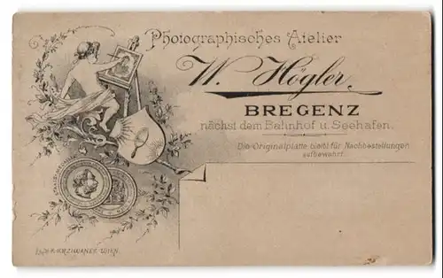 Fotografie W. Högler, Bregenz, Putte malt ein Gemälde, Wappen & Medaille, Rückseitig Herren-Portrait