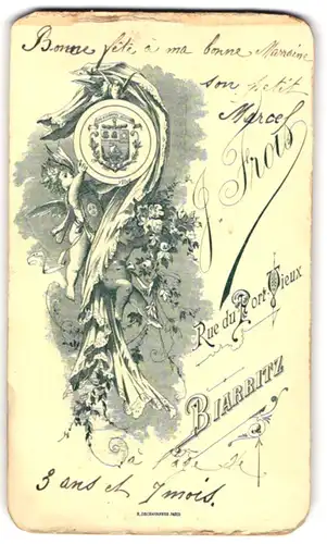 Fotografie J. Frois, Biarritz, Rue du Port Vieux, Putten mit Wappen & Blumenverzierung, Rückseitig Knabe mit Reif