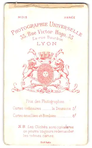 Fotografie Photographie Universelle, Lyon, 35 Rue Victor Hugo, Wappen von Löwen flankiert, Rückseitig Knaben Portrait