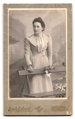 Fotografie L. Schmid, Lausanne, 23 Pre du Marche, Dame betrachtet Portrait, Rückseitig Damen-Portrait