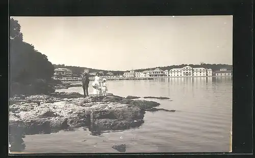 Foto-AK Brioni, Familie an Steinküste