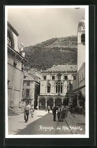 Foto-AK Ragusa, Strassenpartie der alten Stadt