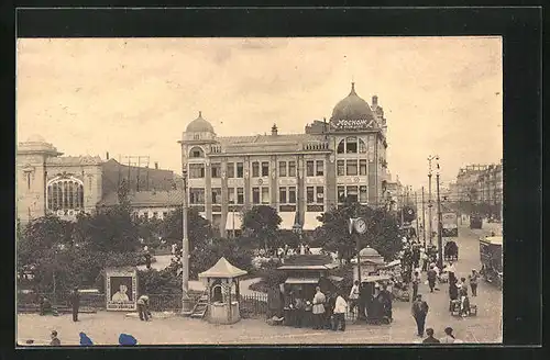 AK Moskau, Passanten und Kutschen an einer Strassenecke
