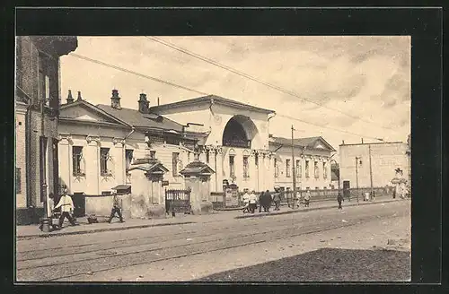 AK Moskau, Passanten auf einer Strasse