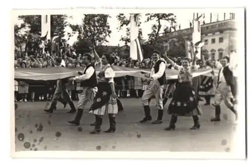 35 Fotografien unbekannter Fotograf, Ansicht Berlin, Weltfestspiele d. Jgd. & Studenten 1951, Konterfei Stalin & Mao