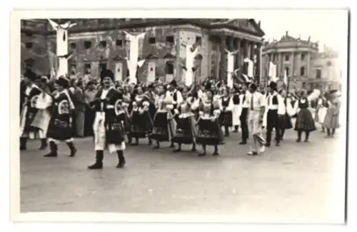 35 Fotografien unbekannter Fotograf, Ansicht Berlin, Weltfestspiele d. Jgd. & Studenten 1951, Konterfei Stalin & Mao