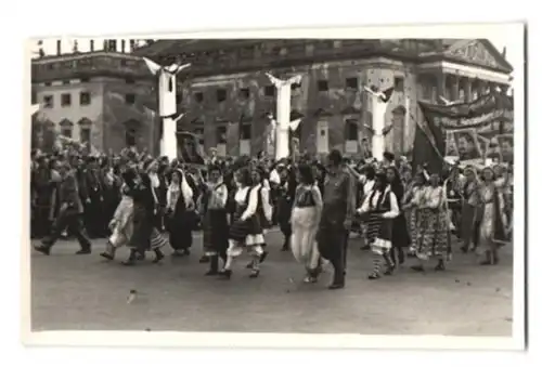 35 Fotografien unbekannter Fotograf, Ansicht Berlin, Weltfestspiele d. Jgd. & Studenten 1951, Konterfei Stalin & Mao