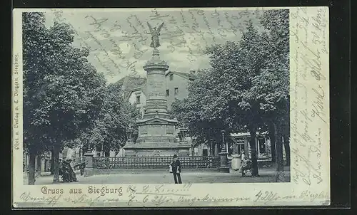 Mondschein-AK Siegburg, Mann vor Kriegerdenkmal