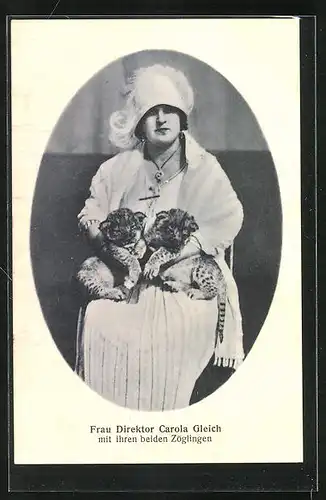 AK Zirkus-Direktorin Carola Gleich mit zwei Löwenjungen