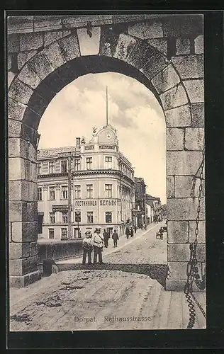 AK Dorpat, Partie der Rathausstrasse mit Hotel Bellevue