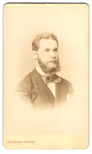 Fotografie Steinberger & Bauer, Frankfurt a. M., Junghofstrasse 10, Portrait modisch gekleideter Herr mit Bart