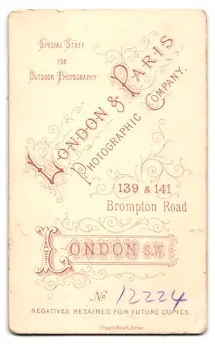 Fotografie London & Paris Photographic Company, London-SW, 139 & 141, Brompton Road, Modisch gekleidete Dame