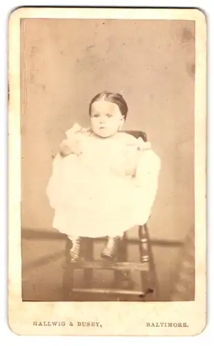 Fotografie Hallwig & Busey, Baltimore, Portrait kleines Mädchen im Kleid
