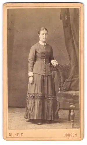 Fotografie M. Held, Horgen am Zürichsee, Portrait junge Dame in modischer Kleidung